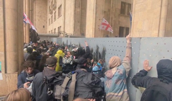 Жесткие задержания и водометы в Тбилиси: в Грузии протестуют против закона об "иноагентах" (видео)