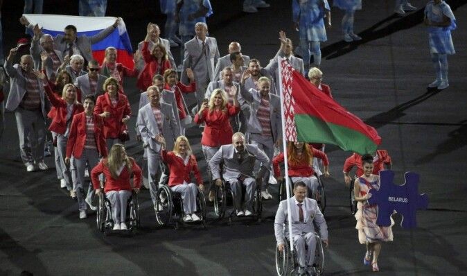 Белорус, пронесший российский флаг на открытии Паралимпиады в Рио, получит квартиру от России
