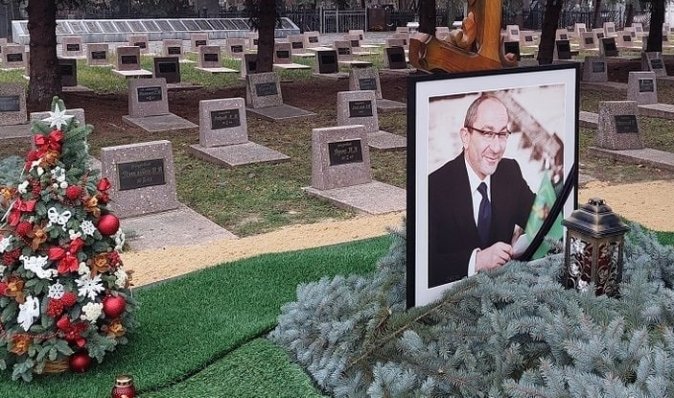Годовщина смерти Кернеса: на могиле экс-мэра Харькова установили праздничную елку (фото)
