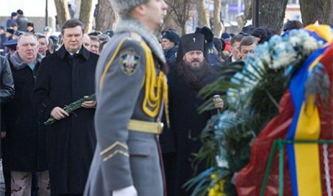 В Харькове во время визита Януковича венки прикрепили цепями