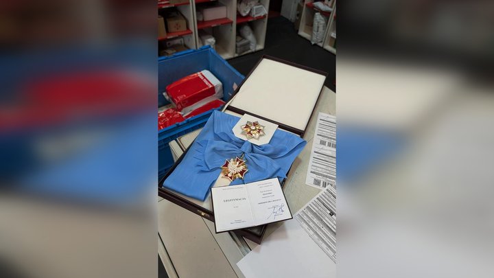 Відправив орден "Новою Поштою": Зеленський повертає Навроцькому найвищу польську відзнаку (фото)