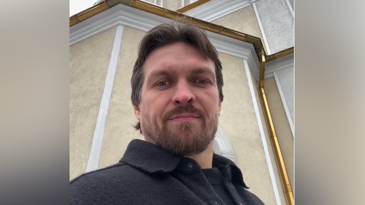 Усик 7 января поздравил украинцев с Рождеством: как боксер отреагировал на критику (видео)