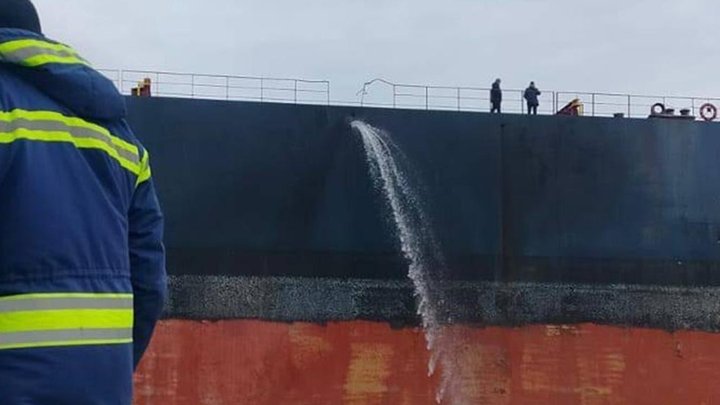 Россияне атаковали в Одессе два гражданских судна: есть раненые (фото)