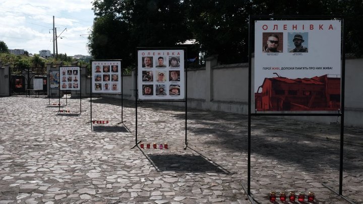 "Возле каждого из стендов": во Львове вандал разбил выставку, посвященную погибшим военным (фото)