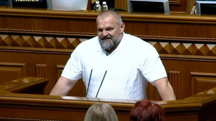 "Превзошли Партию регионов": Василий Вирастюк принял присягу нардепа под крики "Ганьба"