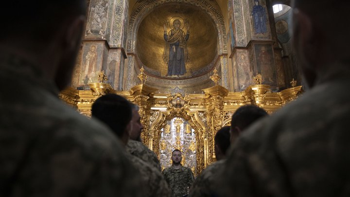 Гріх чи захист: капеланка відповіла, як релігія ставиться до участі у війні (відео)