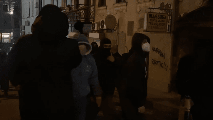 Первая кровь: в Грузии "титушки" избили журналистов и мирных протестующих (видео)
