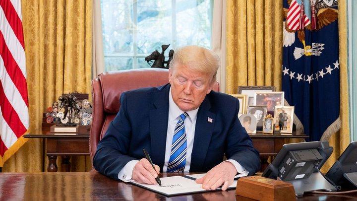 Тарифы на вино и хоккейные клюшки: Трамп ввел 50-процентную пошлину на импорт из Канады