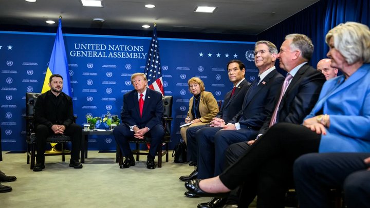Трамп призвал Зеленского поехать на встречу с Путиным в Москву, — Bloomberg