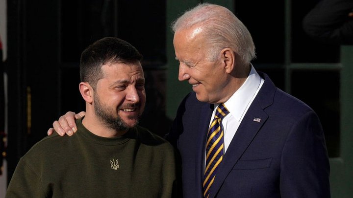 Байден на саміті НАТО назвав Зеленського "президентом Путіним" (відео)