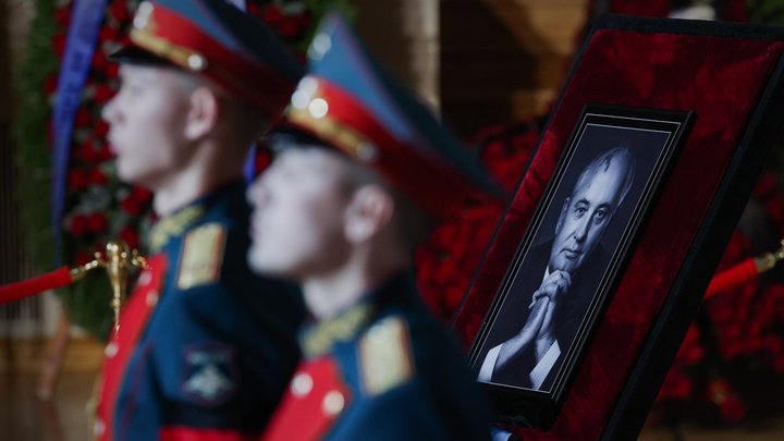 На похороні Горбачова затримали кілька людей, які протестували проти війни в Україні
