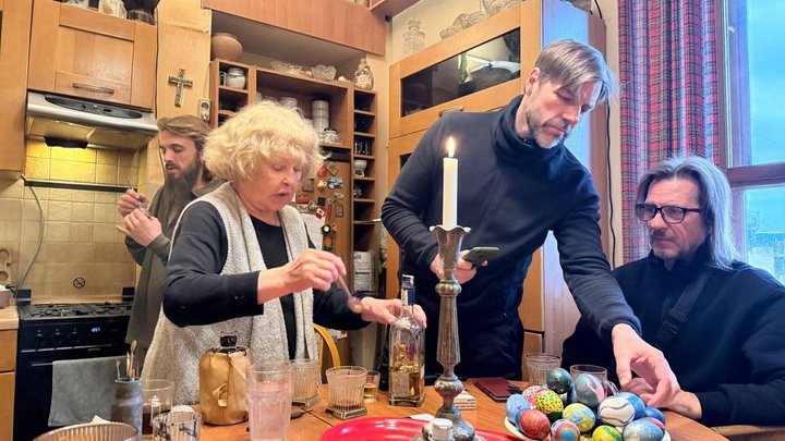 Ада Роговцева показала, як на кухні розписує писанки на Великдень (фото)