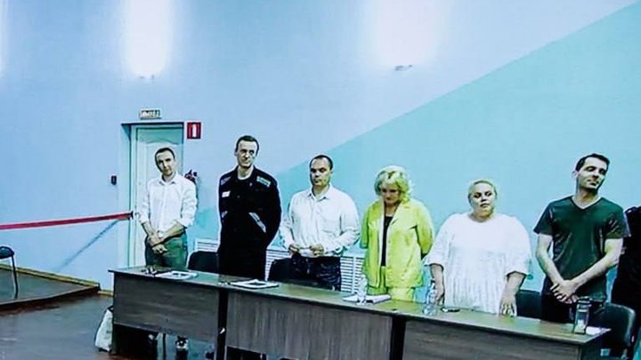 Отправят в колонию особого режима: Навальному вынесли приговор по делу об экстремизме
