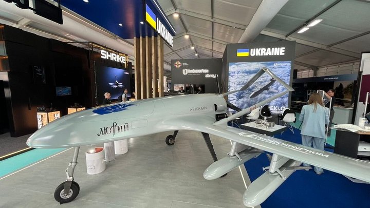 Летят на 200 км: Украина впервые показала дрон "Лютый" с четырьмя ракетами (фото)