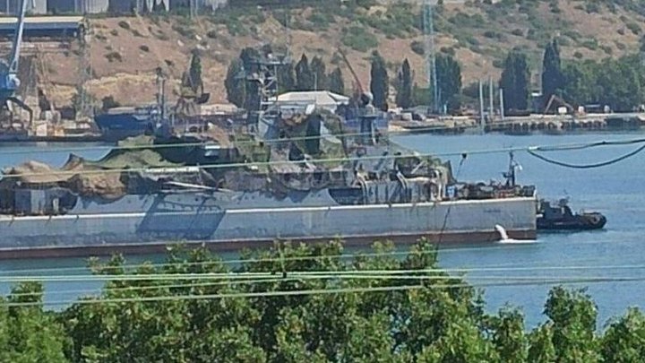 Прячут пробоины под сетками: агенты "АТЕШ" обнаружили подбитый российский корабль в Крыму (фото)