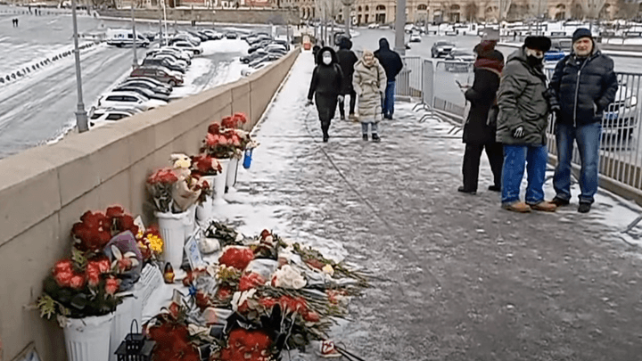 "Борись": в Москве задержали участницу акции в память о Борисе Немцове (видео)