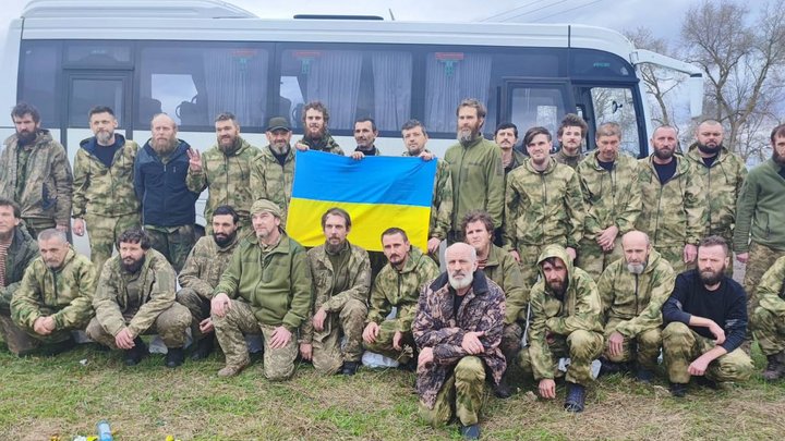 Великий великодній обмін: в Україну повернулися 130 військовослужбовців (фото, відео)
