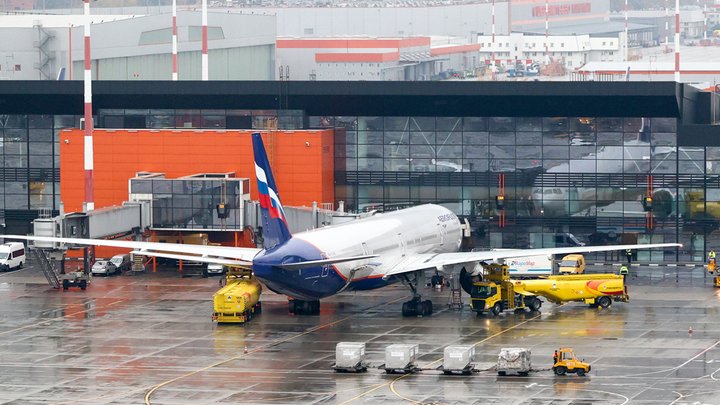 Отменено более 200 рейсов: украинские беспилотники парализовали московское небо, – СМИ