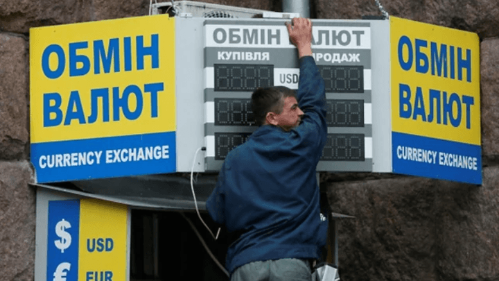 Украинцы ощутили давление раньше, чем межбанк: курс валют на неделю — новый сигнал для гривны