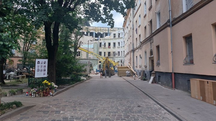 Обстріл Львова 6 липня: з-під завалів дістали живого кота і віддали хазяйці (фото, відео)
