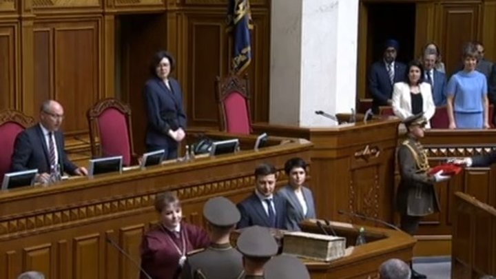 Нардеп рассказал, почему и как упало удостоверение Зеленского на инаугурации
