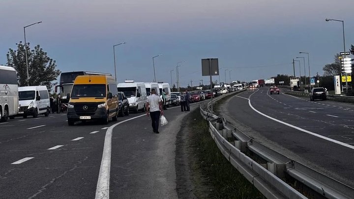 На границе с Польшей образовались очереди: водители сообщают об усиленных проверках, — СМИ