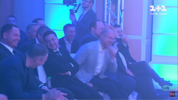 Шутили про ДТП Трухина и плясали под Арахамию. Осадчая показала видео с закрытой вечеринки "слуг"