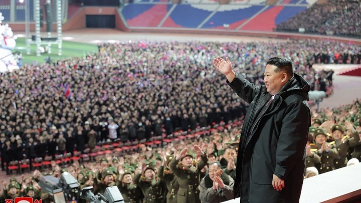 Вероятный наследник: Ким Чен Ын неожиданно показал еще двух членов своей семьи (видео)