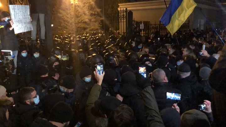 После стычек с копами под ОП участники Марша достоинства дали Зеленскому 10 дней на отставку Ермака