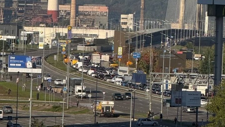 Такси за 2300 гривен: Киев оказался в гигантской пробке из-за перекрытых мостов (фото, видео)