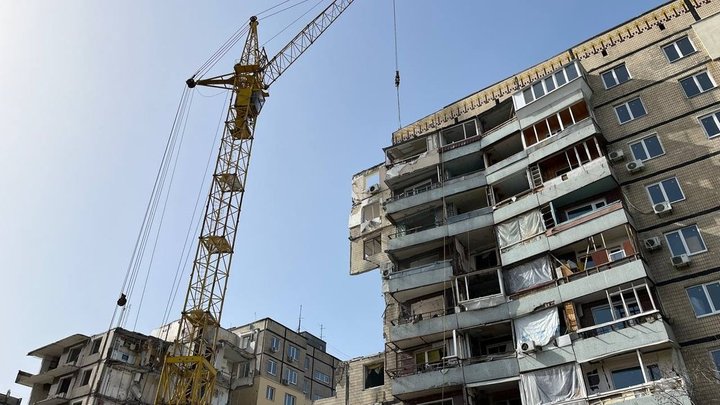 В Днепре из остатков разрушенного РФ подъезда в Днепре строят насыпь для яхт-клуба (фото, видео)