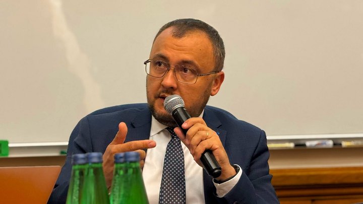 "Вынужден вернуть": еще один украинский дипломат отказался от польской награды