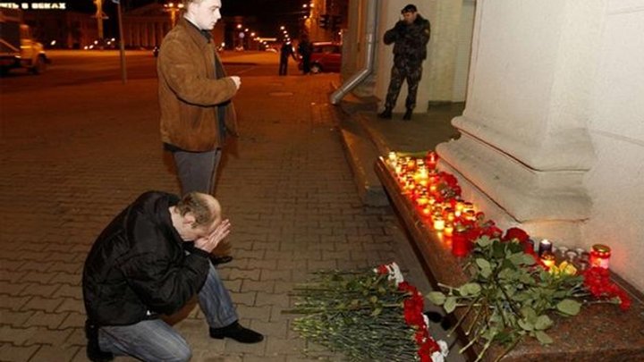 В Минске спустя год почтили память жертв теракта в метро