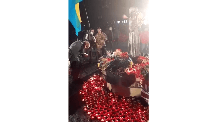 Пожилой киевлянин съел хлеб с мемориала Голодомора во время памятных мероприятий (видео)