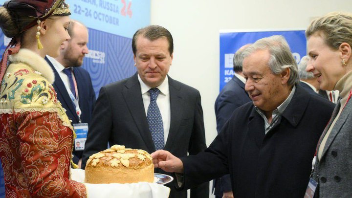Проігнорував Саміт миру, але поїхав до Путіна: Гутерреша в РФ зустріли з короваєм (фото)