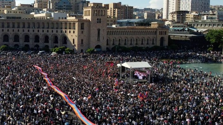 В Армении протестующие дали Пашиняну час на то, чтобы уйти в отставку, — СМИ (видео)
