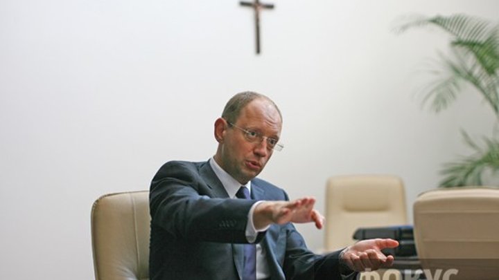 Яценюк предложил выдавать звание Героя Украины не только украинцам