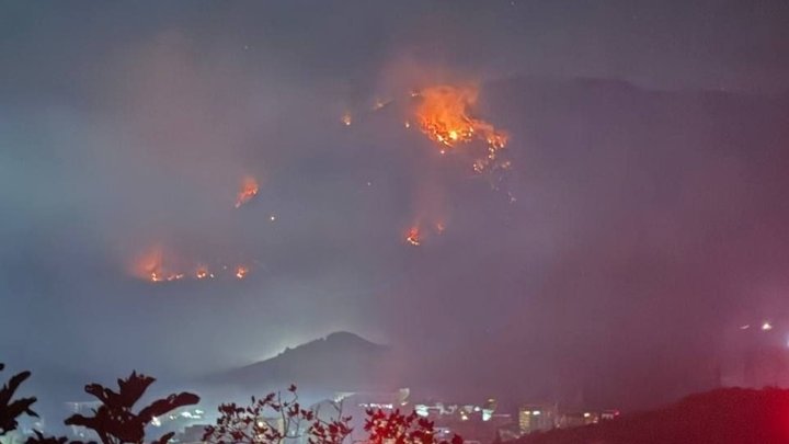 В Крыму "проснулся вулкан": возле Ялты шестой день горит гора Могаби после работы ПВО РФ (видео)