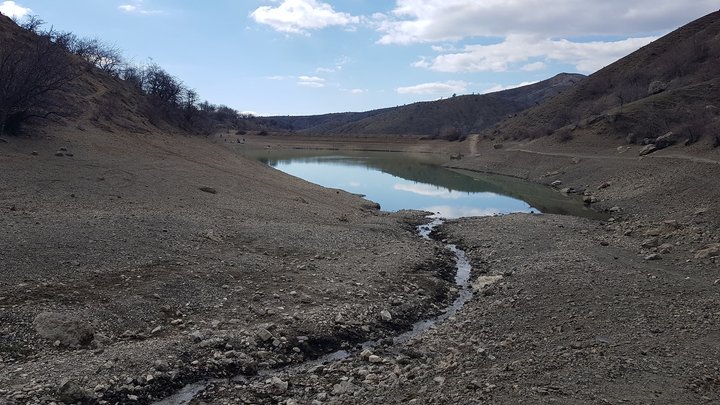 В Крыму обмелело озеро Горное, которое славилось изумрудным цветом (фото)