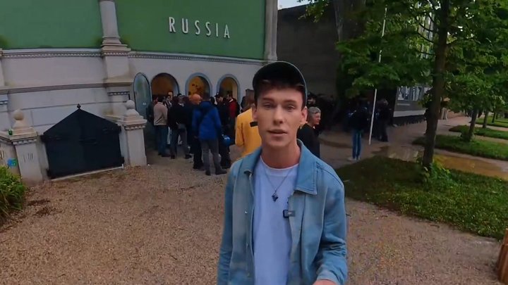 Спросил об атаках по Украине: известный журналист "испортил" послу РФ биеннале в Венеции