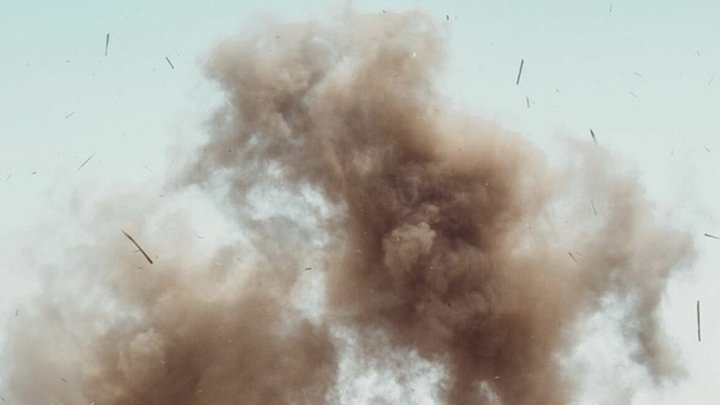 В небе авиация: в оккупированном Мариуполе раздался мощный взрыв (видео)