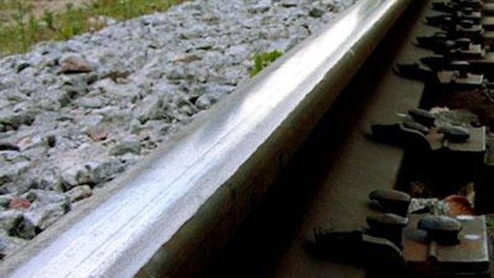 Поезд Харьков-Ивано-Франковск столкнулся с КамАЗом