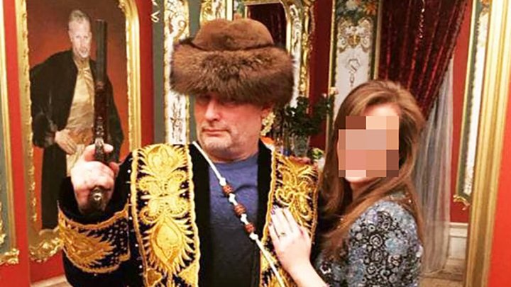 Позолота, лепнина и целый арсенал: опубликованы фото из дома "Мытищинского стрелка" в Подмосковье