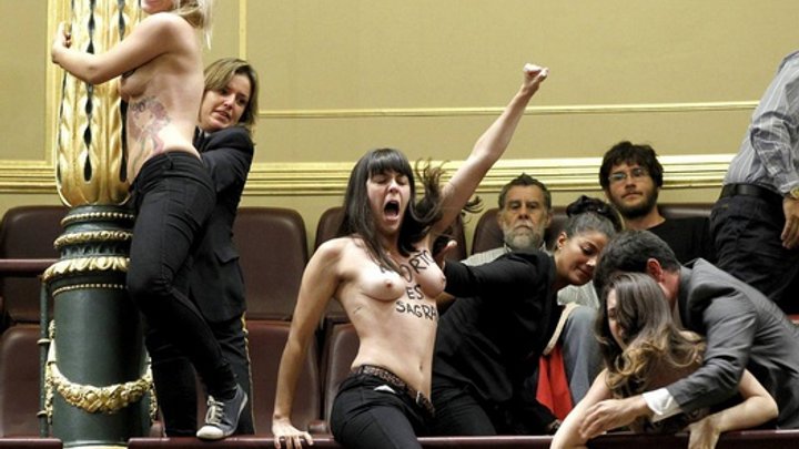 Активистки Femen сорвали заседание парламента Испании