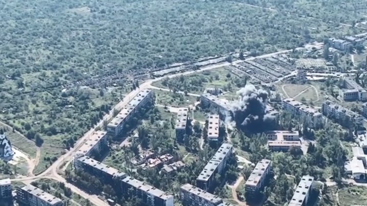 "Точный прилет": бойцы ВСУ показали удар управляемой авиабомбы по штабу РФ в Соледаре (видео)