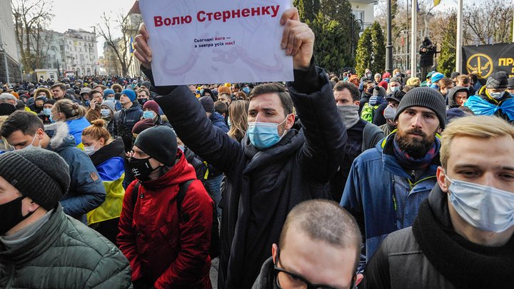 Зов улиц. Как связаны митинги за Стерненко и законопроекты Зеленского о трансформации судов