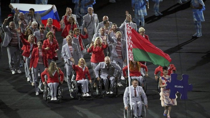 Белорус, пронесший российский флаг на открытии Паралимпиады в Рио, получит квартиру от России