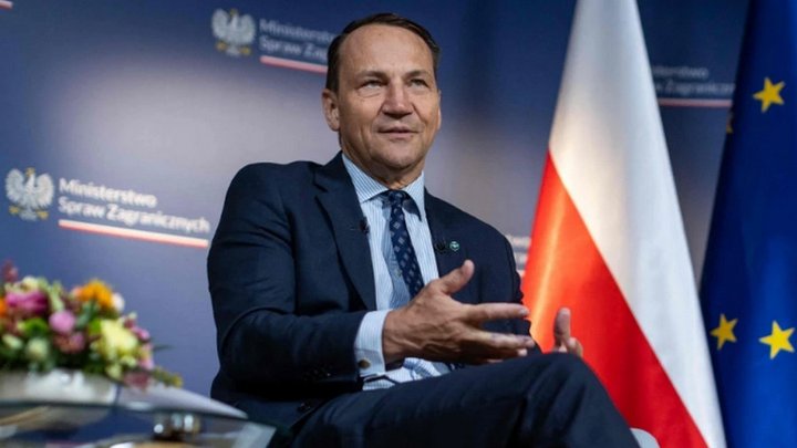 "Принизило президента": забрати орден у Зеленського було "неадекватним" рішенням, — очільник МЗС Польщі