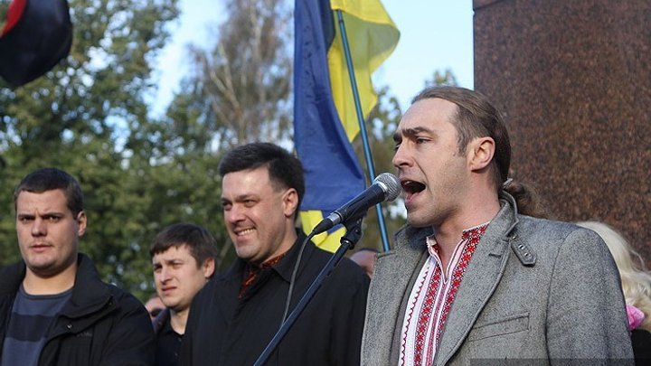 Тягнибок рассказал, как ему приходится ночевать в автомобиле