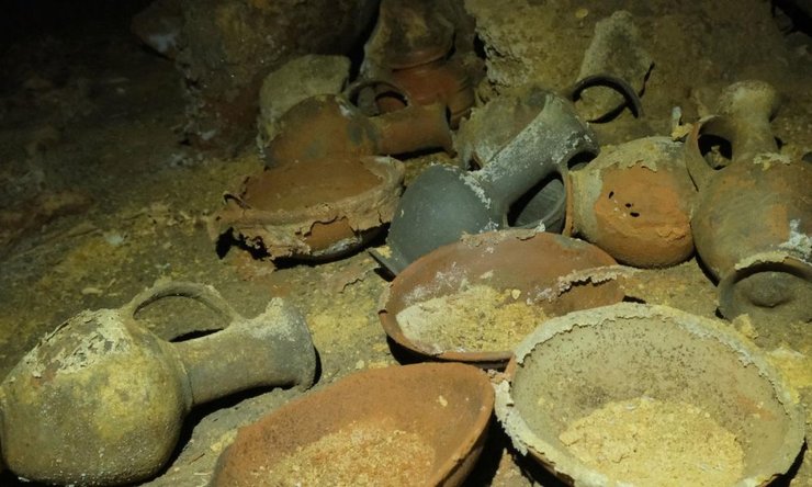 глиняные сосуды, бронзовые сосуды, земля, фото